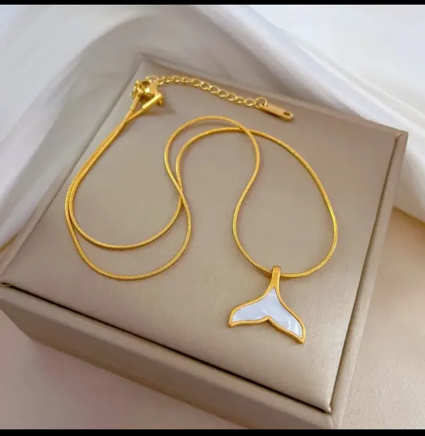 Gold_And_Silver_Alloy_Pendant_Necklace_For_Women