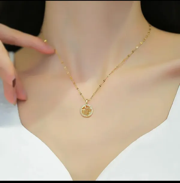 Gold_Alloy_Pendant_Necklace_For_Women