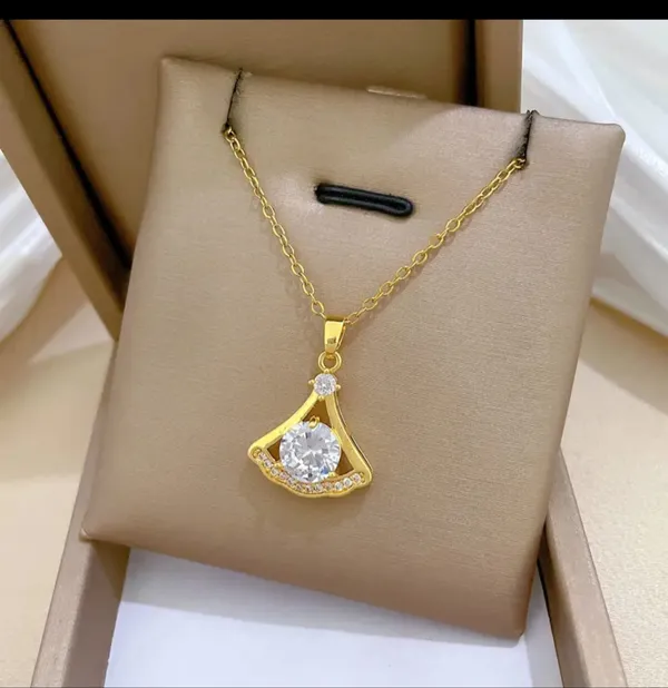 Gold_Alloy_Pendant_Necklace_For_Women