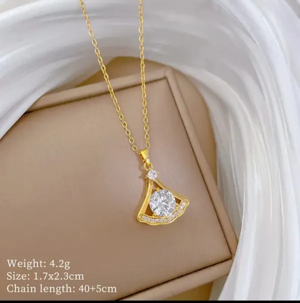 Gold_Alloy_Pendant_Necklace_For_Women