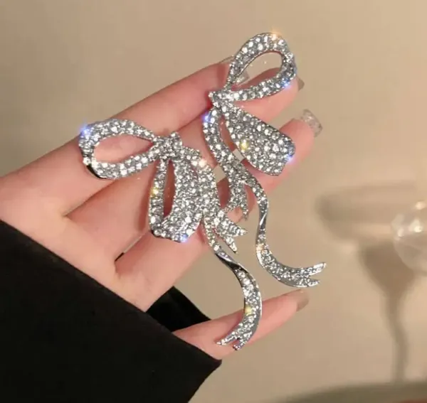 Elegant_Silver_Bow_Crystal_Drop_Earrings_For_Women_Sparkling_Rhinestone_Statement_Jewellery_For_Party_Wedding_Festive_And_Stylish_Special_Occasion_Wear