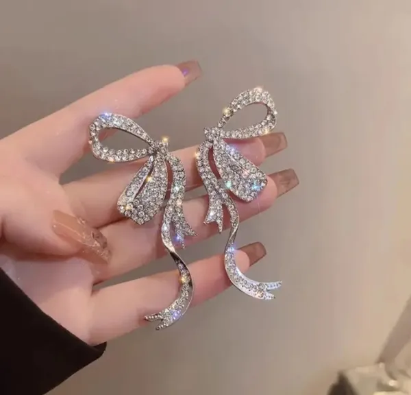 Elegant_Silver_Bow_Crystal_Drop_Earrings_For_Women_Sparkling_Rhinestone_Statement_Jewellery_For_Party_Wedding_Festive_And_Stylish_Special_Occasion_Wear