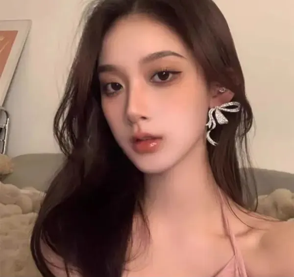 Elegant_Silver_Bow_Crystal_Drop_Earrings_For_Women_Sparkling_Rhinestone_Statement_Jewellery_For_Party_Wedding_Festive_And_Stylish_Special_Occasion_Wear