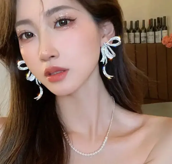 Elegant_Silver_Bow_Crystal_Drop_Earrings_For_Women_Sparkling_Rhinestone_Statement_Jewellery_For_Party_Wedding_Festive_And_Stylish_Special_Occasion_Wear