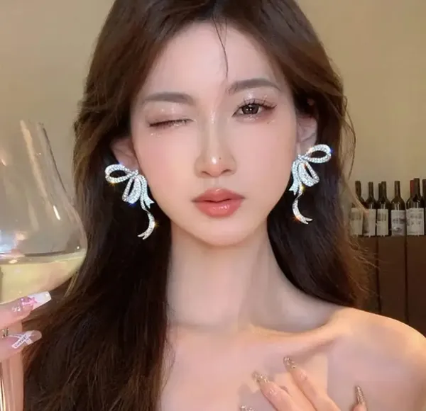 Elegant_Silver_Bow_Crystal_Drop_Earrings_For_Women_Sparkling_Rhinestone_Statement_Jewellery_For_Party_Wedding_Festive_And_Stylish_Special_Occasion_Wear