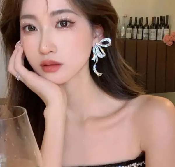 Elegant_Silver_Bow_Crystal_Drop_Earrings_For_Women_Sparkling_Rhinestone_Statement_Jewellery_For_Party_Wedding_Festive_And_Stylish_Special_Occasion_Wear
