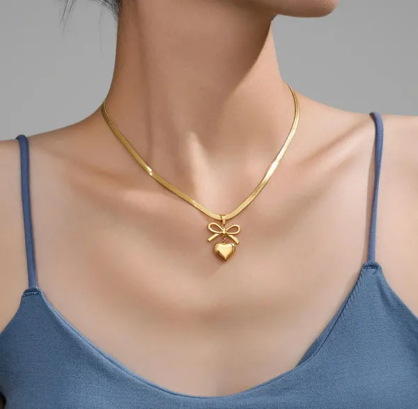 Gold_Alloy_Pendant_Necklace_For_Women