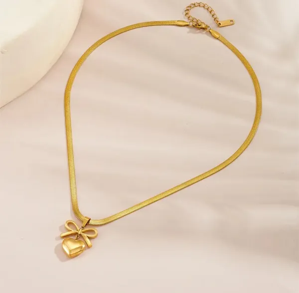 Gold_Alloy_Pendant_Necklace_For_Women