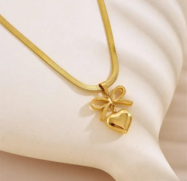 Gold_Alloy_Pendant_Necklace_For_Women