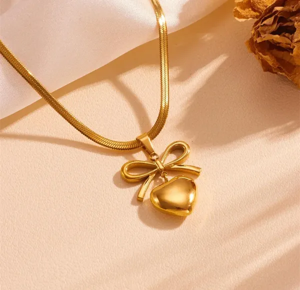 Gold_Alloy_Pendant_Necklace_For_Women