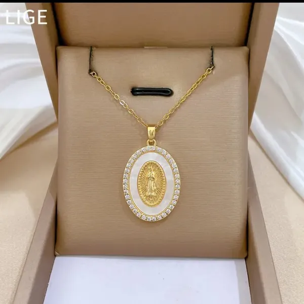 Gold_Alloy_Pendant_Necklace_For_Women