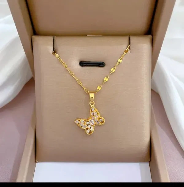 Gold_Alloy_Pendant_Necklace_For_Women