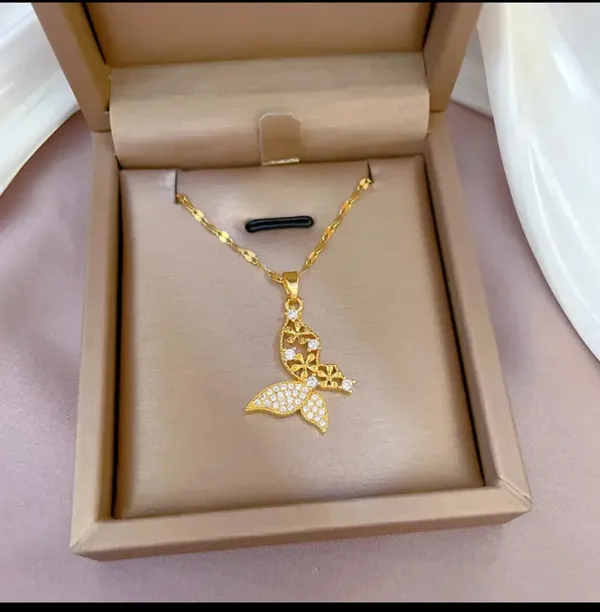 Gold_Alloy_Pendant_Necklace_For_Women