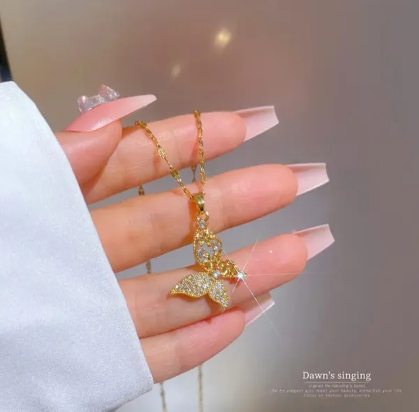 Gold_Alloy_Pendant_Necklace_For_Women