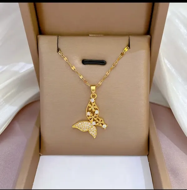 Gold_Alloy_Pendant_Necklace_For_Women