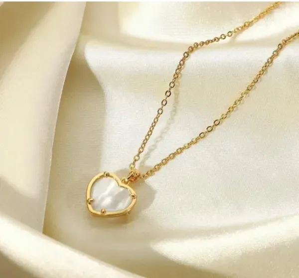 Gold_Alloy_Pendant_Necklace_For_Women