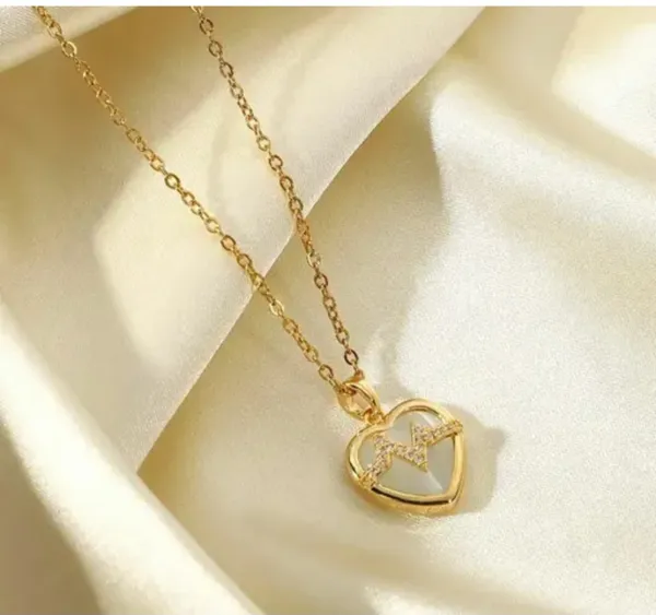 Gold_Alloy_Pendant_Necklace_For_Women