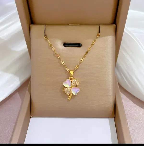 Gold_Alloy_Pendant_Necklace_For_Women
