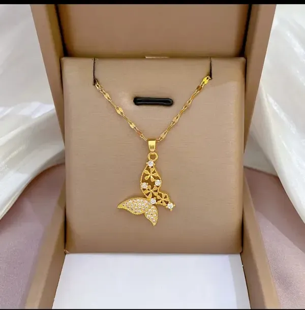Gold_Alloy_Pendant_Necklace_For_Women