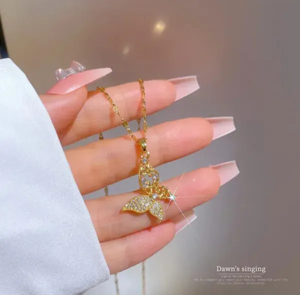 Gold_Alloy_Pendant_Necklace_For_Women