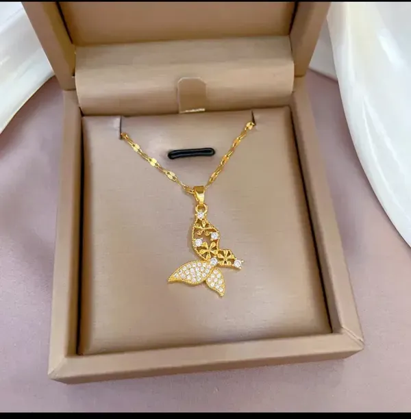 Gold_Alloy_Pendant_Necklace_For_Women