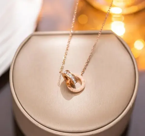 Gold_Alloy_Pendant_Necklace_For_Women