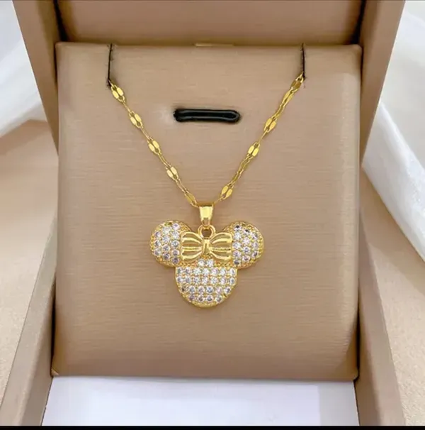 Gold_Alloy_Pendant_Necklace_For_Women