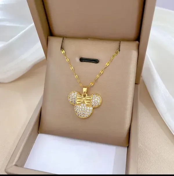 Gold_Alloy_Pendant_Necklace_For_Women