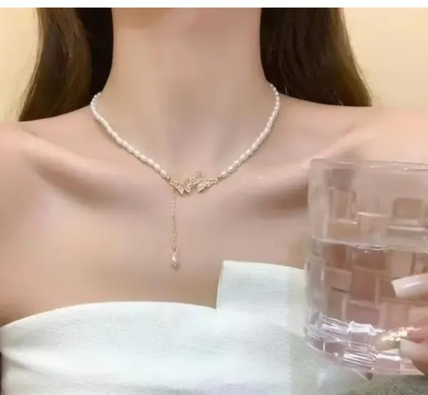Gold_Alloy_Pendant_Necklace_For_Women