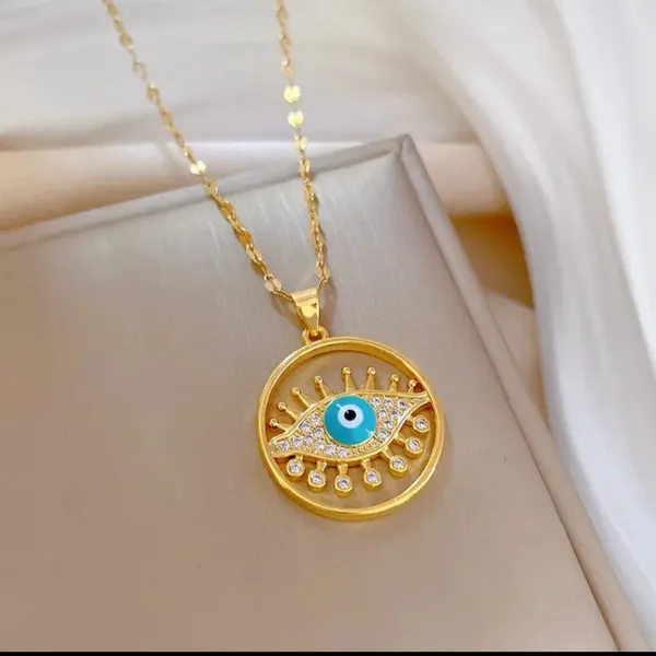 Gold_Alloy_Pendant_Necklace_For_Women