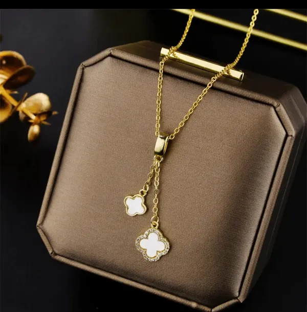 Gold_Alloy_Pendant_Necklace_For_Women