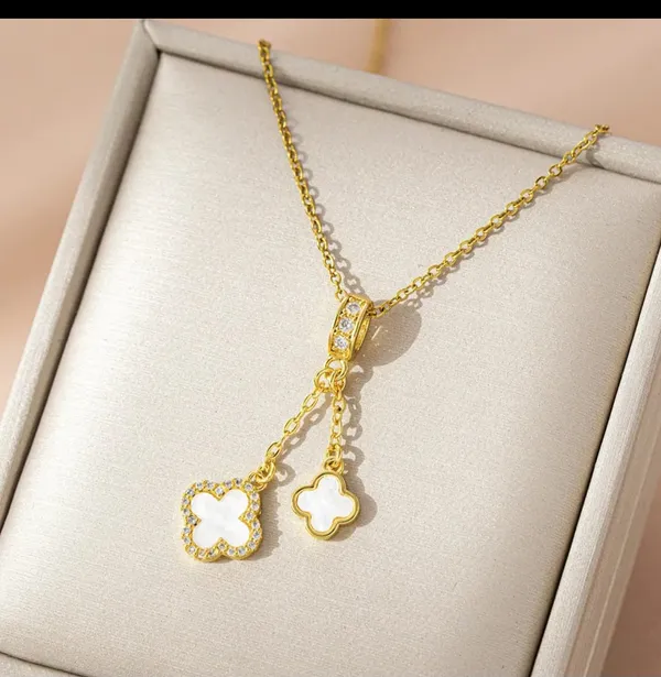 Gold_Alloy_Pendant_Necklace_For_Women