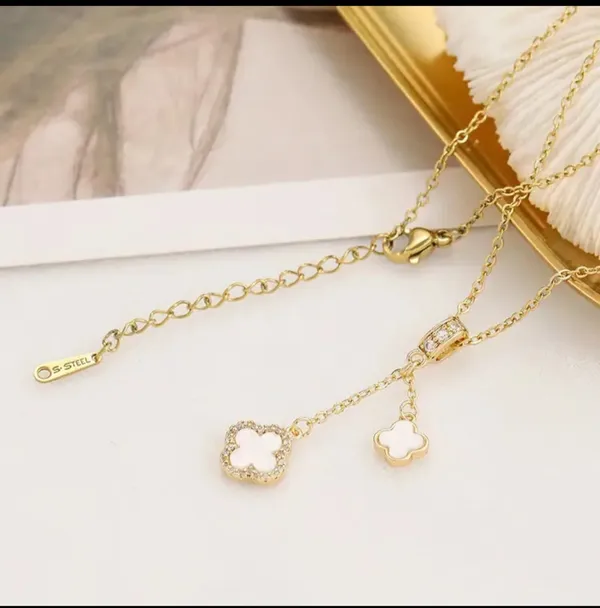 Gold_Alloy_Pendant_Necklace_For_Women