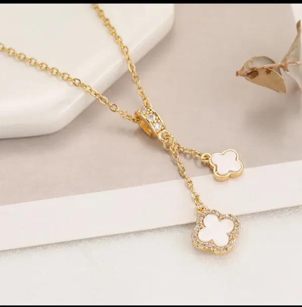 Gold_Alloy_Pendant_Necklace_For_Women