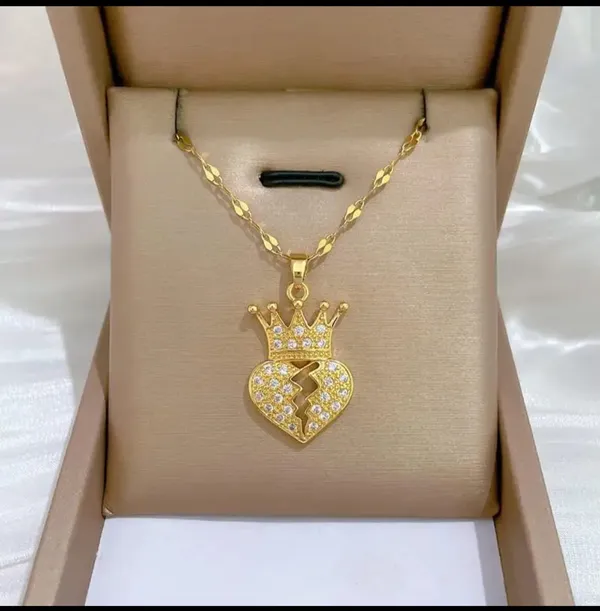 Gold_Alloy_Pendant_Necklace_For_Women