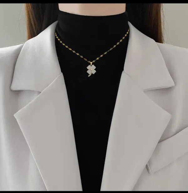 Gold_Alloy_Pendant_Necklace_For_Women