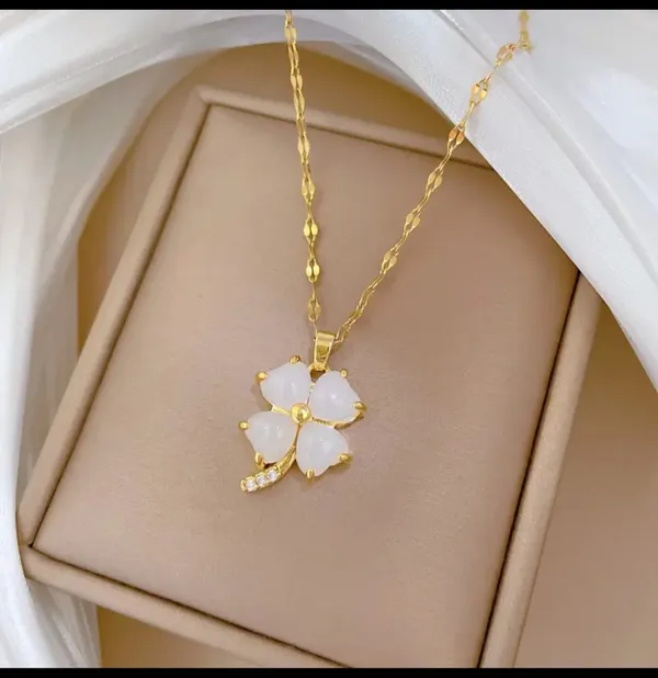 Gold_Alloy_Pendant_Necklace_For_Women