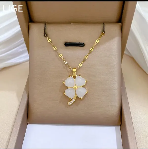 Gold_Alloy_Pendant_Necklace_For_Women