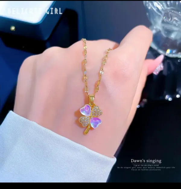Gold_Alloy_Pendant_Necklace_For_Women