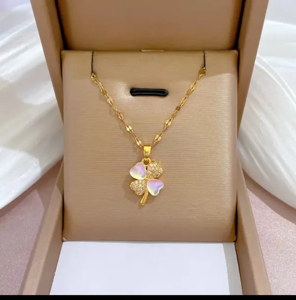 Gold_Alloy_Pendant_Necklace_For_Women