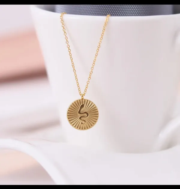 Gold_Alloy_Pendant_Necklace_For_Women