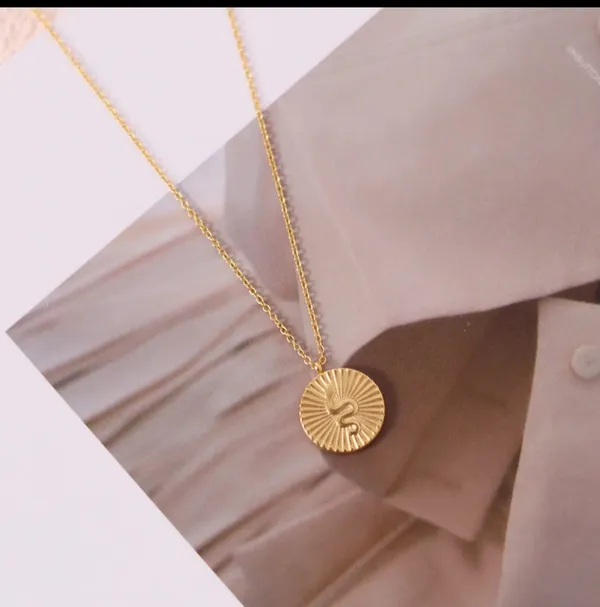 Gold_Alloy_Pendant_Necklace_For_Women