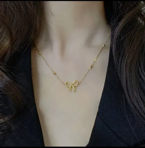 Gold_Alloy_Pendant_Necklace_For_Women