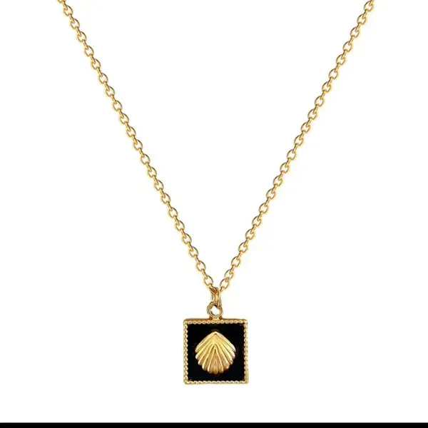 Gold_Alloy_Pendant_Necklace_For_Women