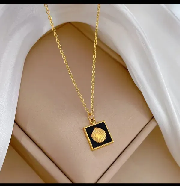 Gold_Alloy_Pendant_Necklace_For_Women