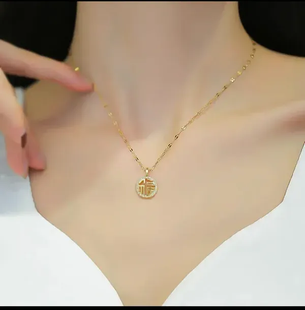 Gold_Alloy_Pendant_Necklace_For_Women