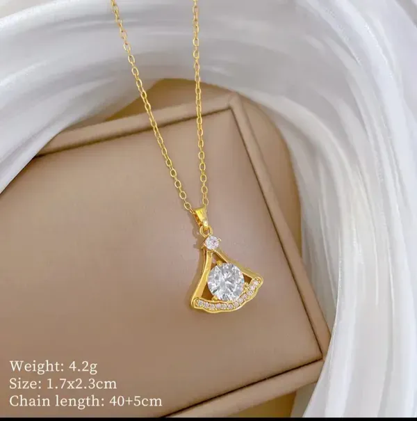 Gold_Alloy_Pendant_Necklace_For_Women