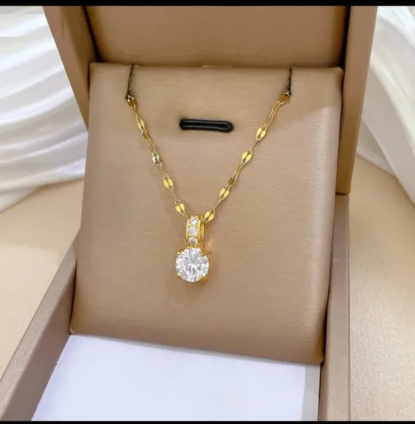 Gold_Alloy_Pendant_Necklace_For_Women