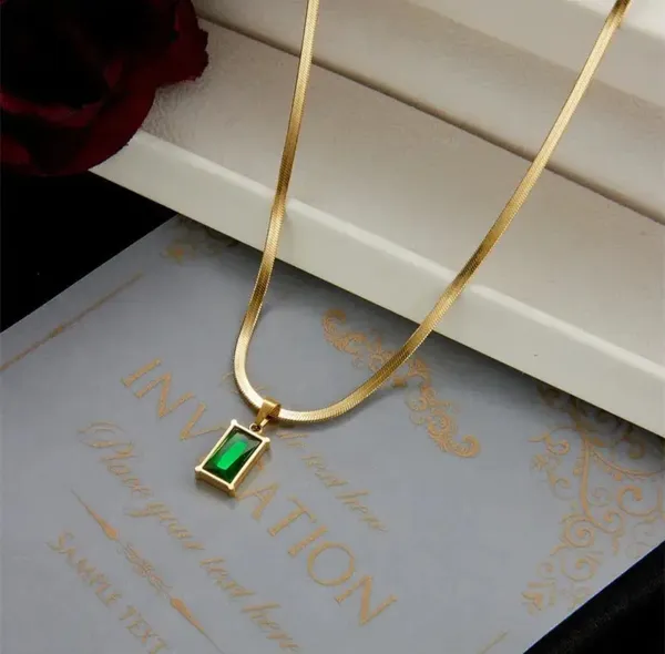 Gold_Alloy_Pendant_Necklace_Set_For_Women