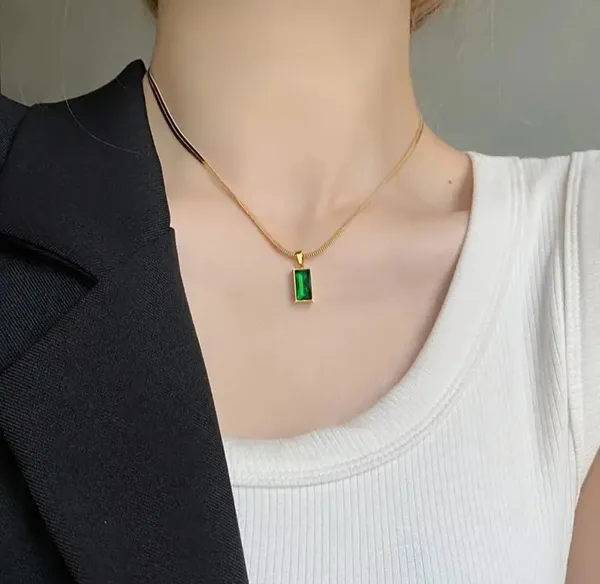 Gold_Alloy_Pendant_Necklace_Set_For_Women